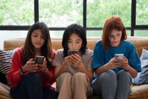 How to Stop Receiving Messages from a Group Text on Android How to Stop Receiving Messages from a Group Text on Android